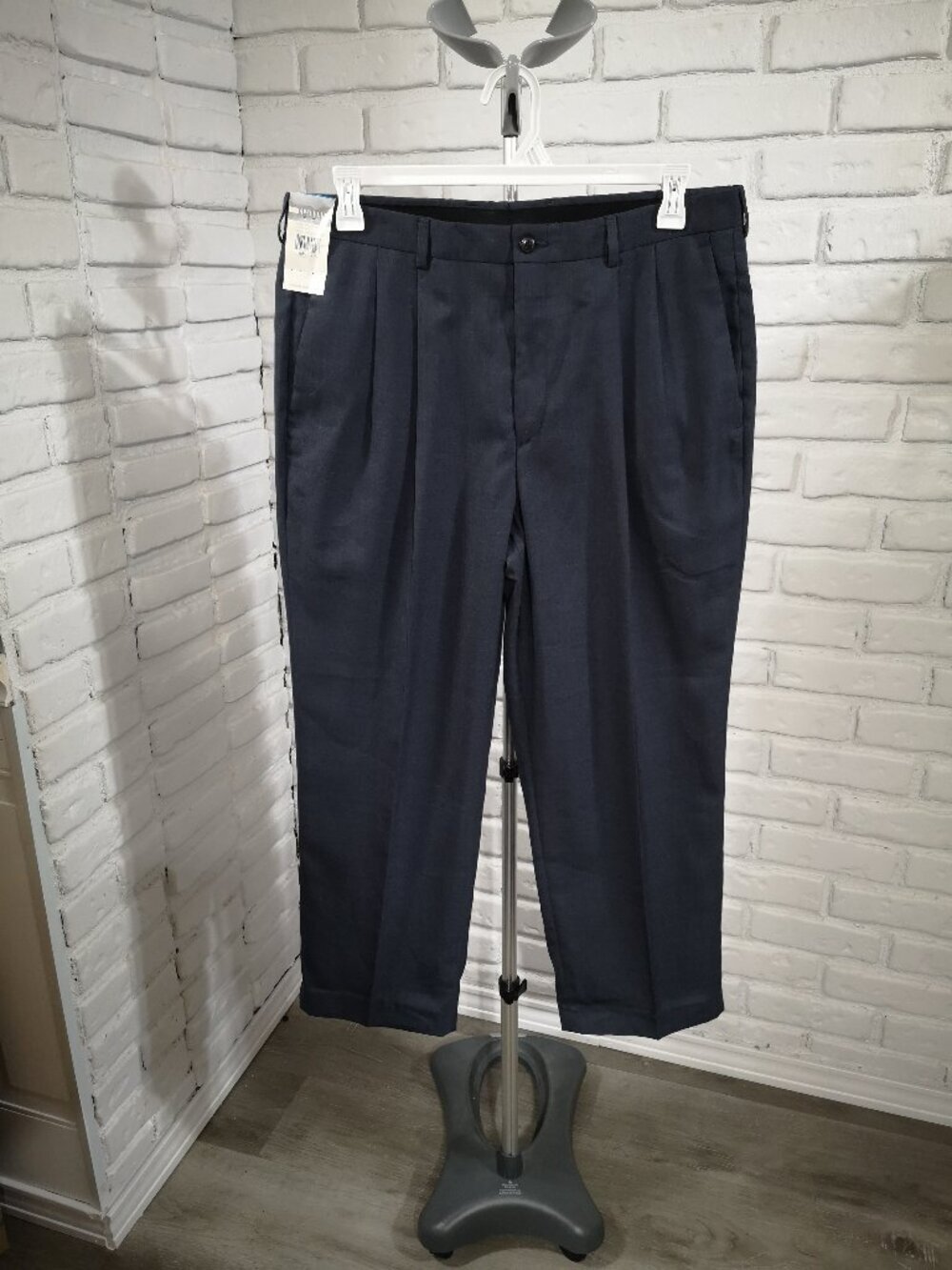 NWT Claiborne Luxe Men's Size 36/29 Navy Pleated Front No Iron Dress Pants
